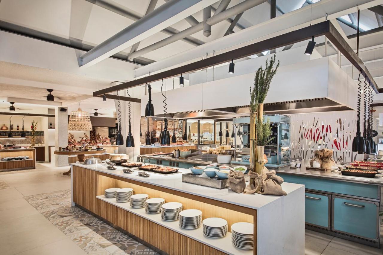 Constance Belle Mare Plage Εξωτερικό φωτογραφία The buffet at the hotel
