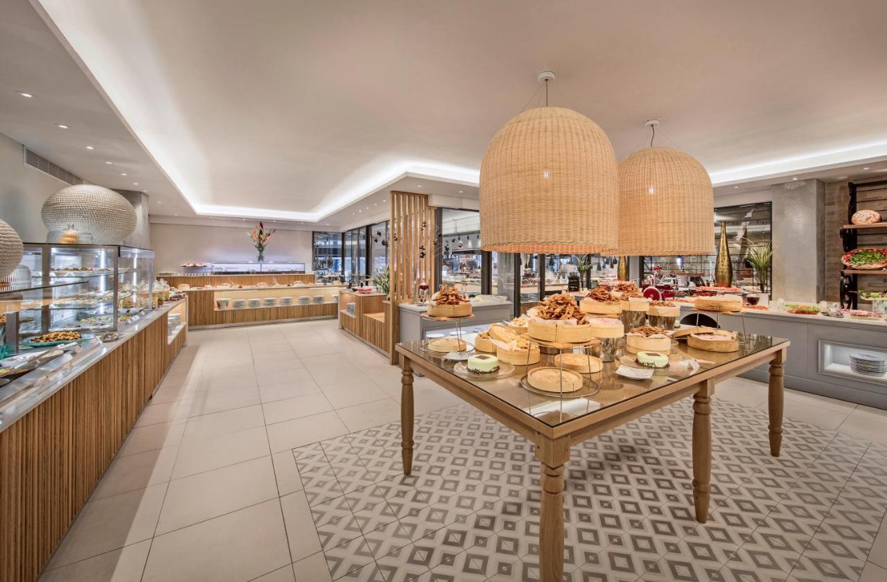 Constance Belle Mare Plage Εξωτερικό φωτογραφία The buffet at the hotel