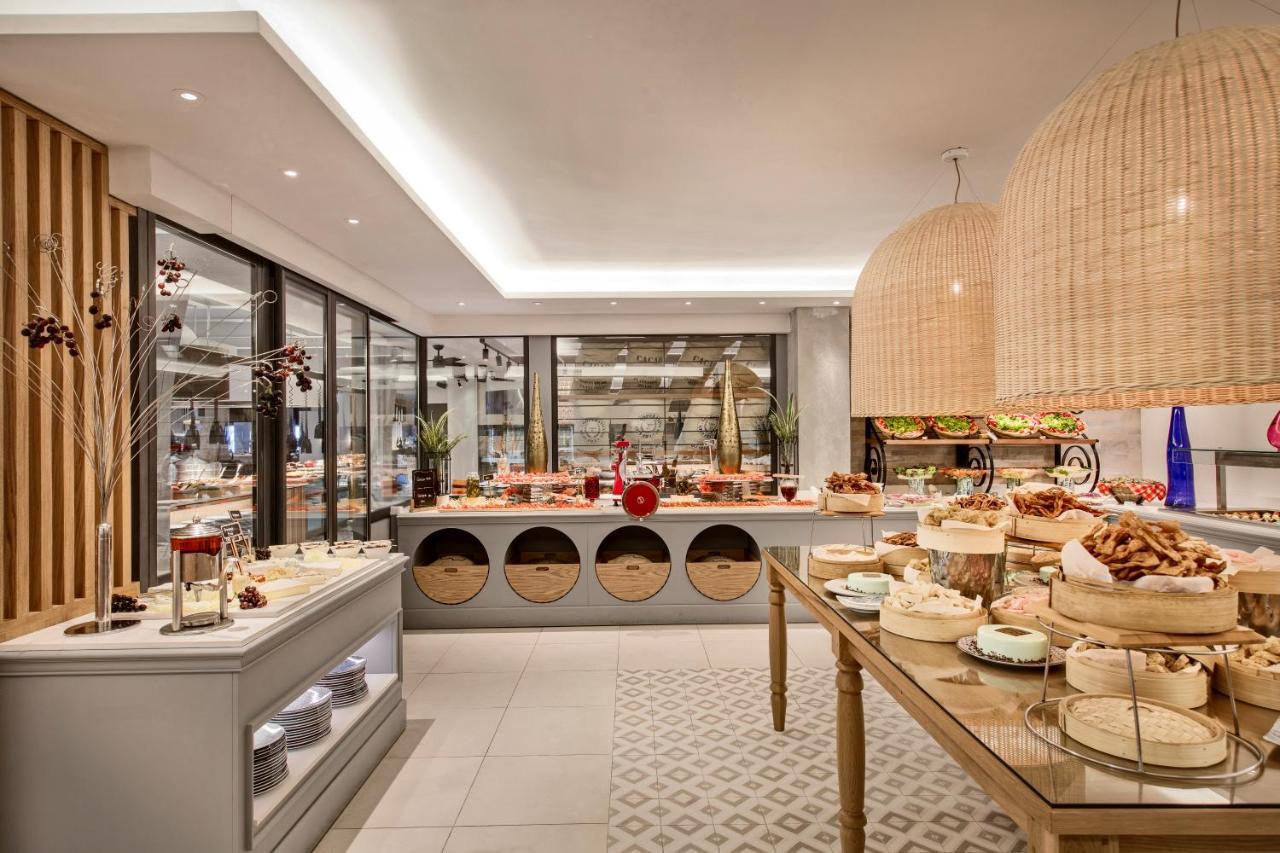 Constance Belle Mare Plage Εξωτερικό φωτογραφία The buffet at the hotel