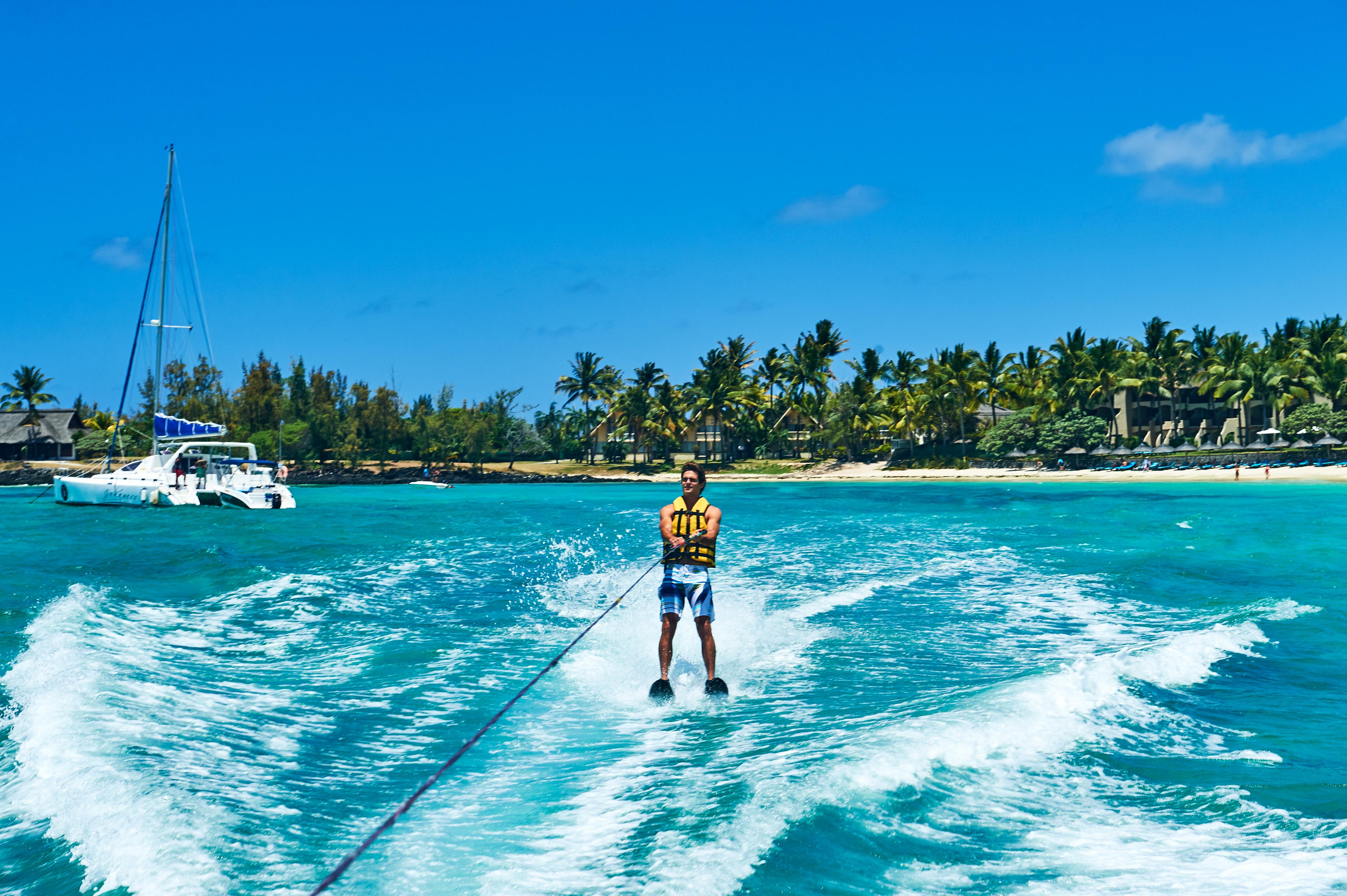 Constance Belle Mare Plage Εξωτερικό φωτογραφία A man waterskiing in Bermuda