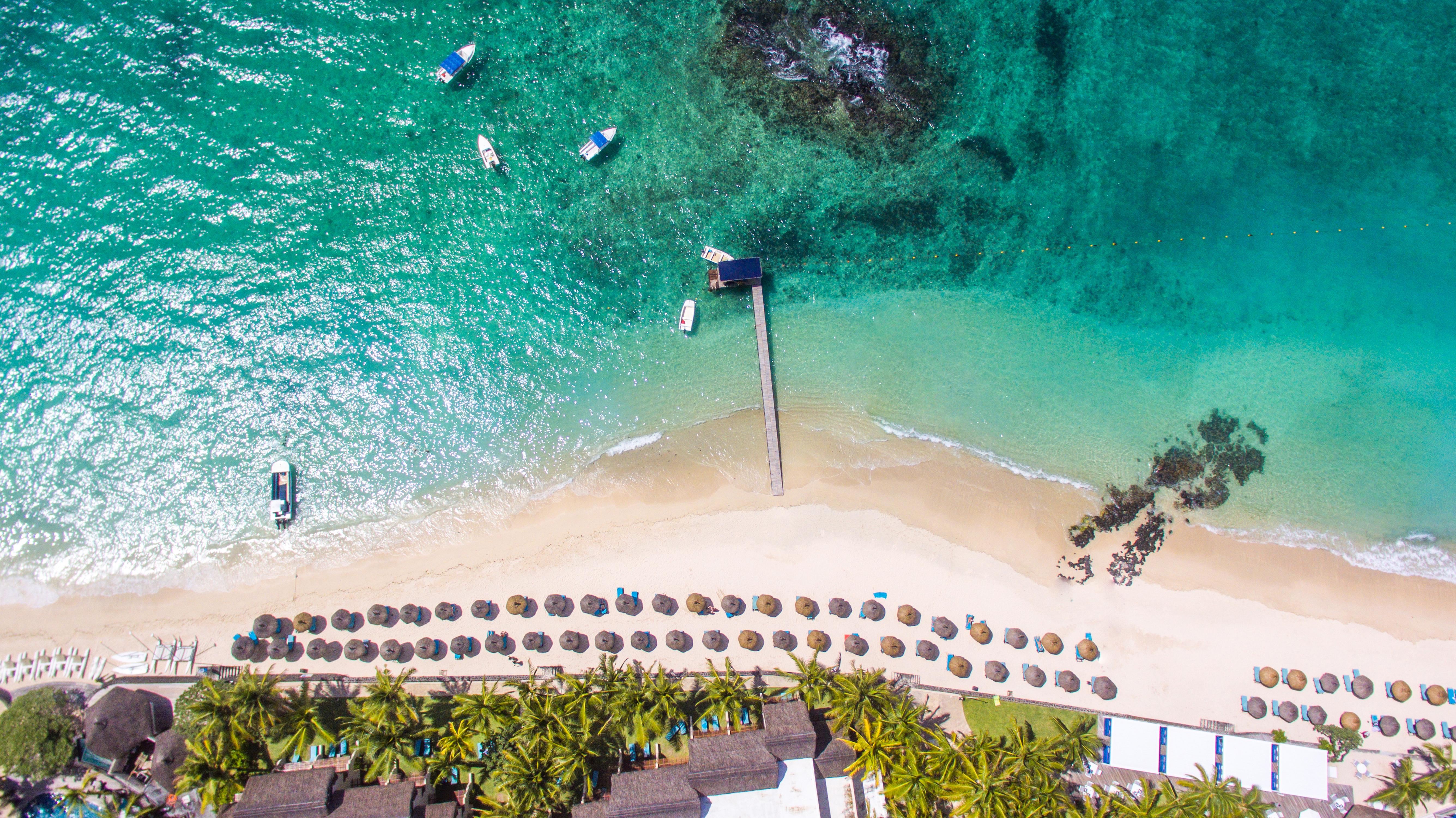 Constance Belle Mare Plage Εξωτερικό φωτογραφία Aerial view of the beach at the resort