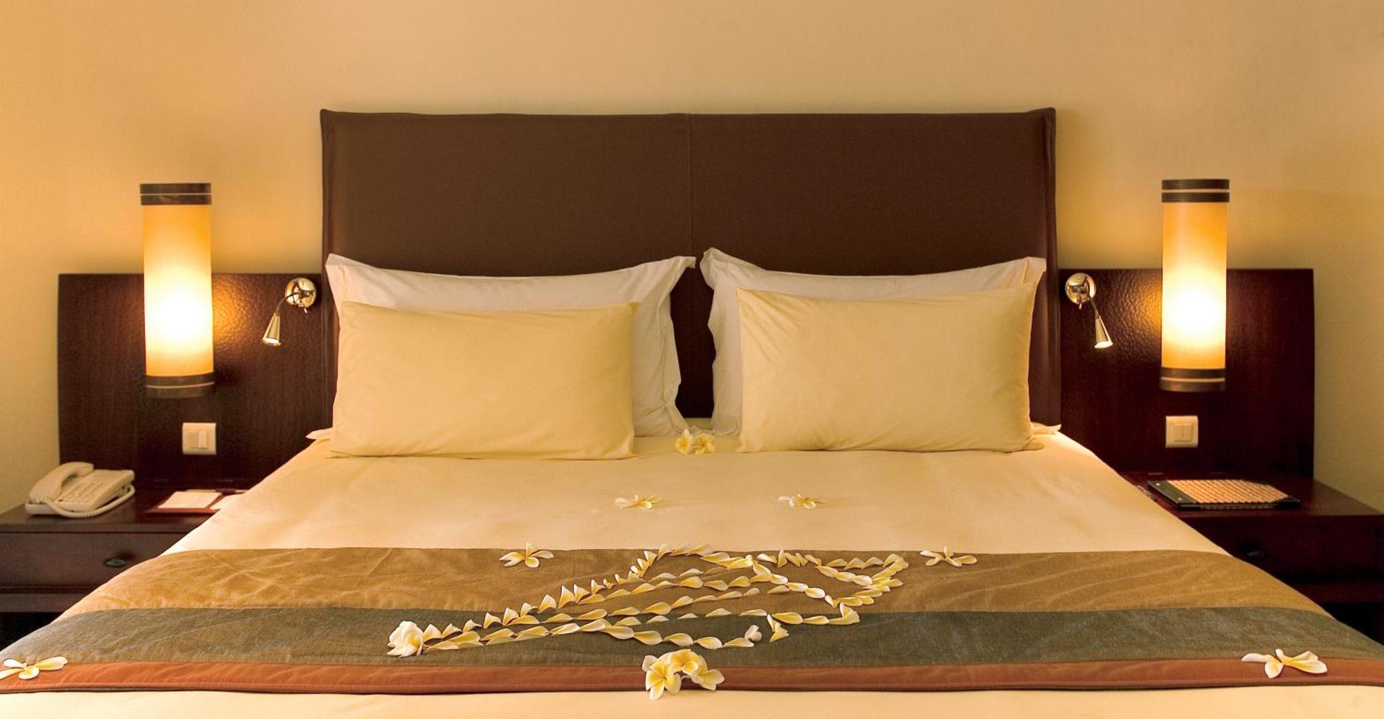 Constance Belle Mare Plage Δωμάτιο φωτογραφία A bed with a heart made of rose petals