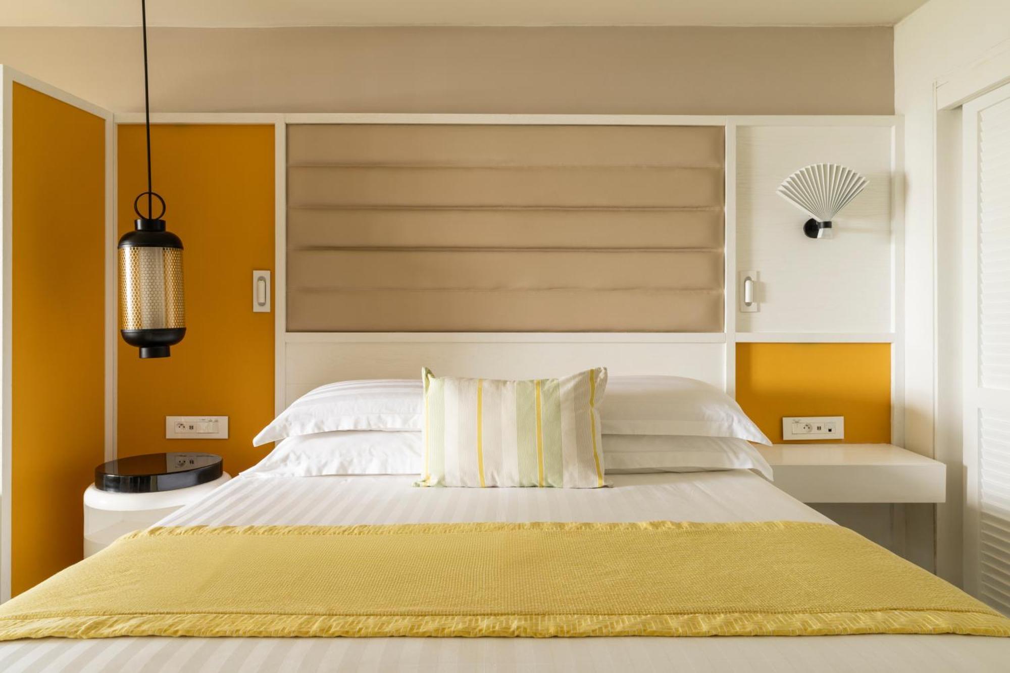 Constance Belle Mare Plage Εξωτερικό φωτογραφία A bedroom at the Taj Bengal